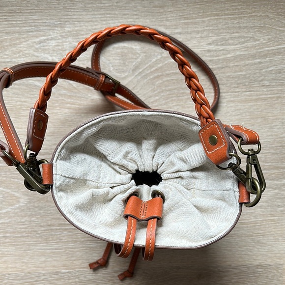 Tommy Bahama woven crossbody bucket bag with removable straps - Picture 9 of 11